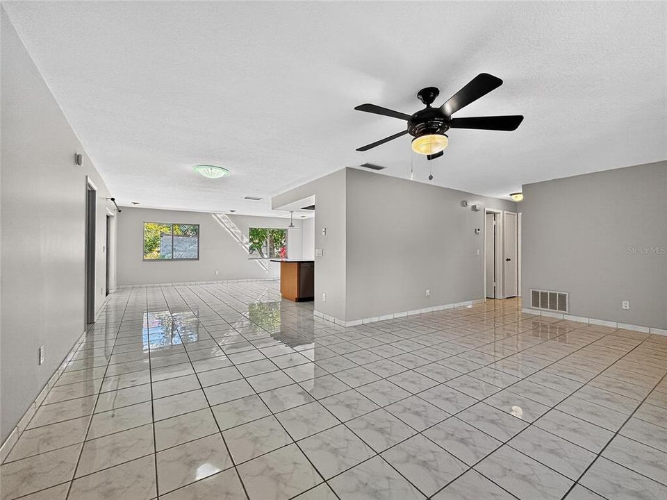 合同活跃: $376,000 (3 贝兹, 2 浴室, 1427 平方英尺)