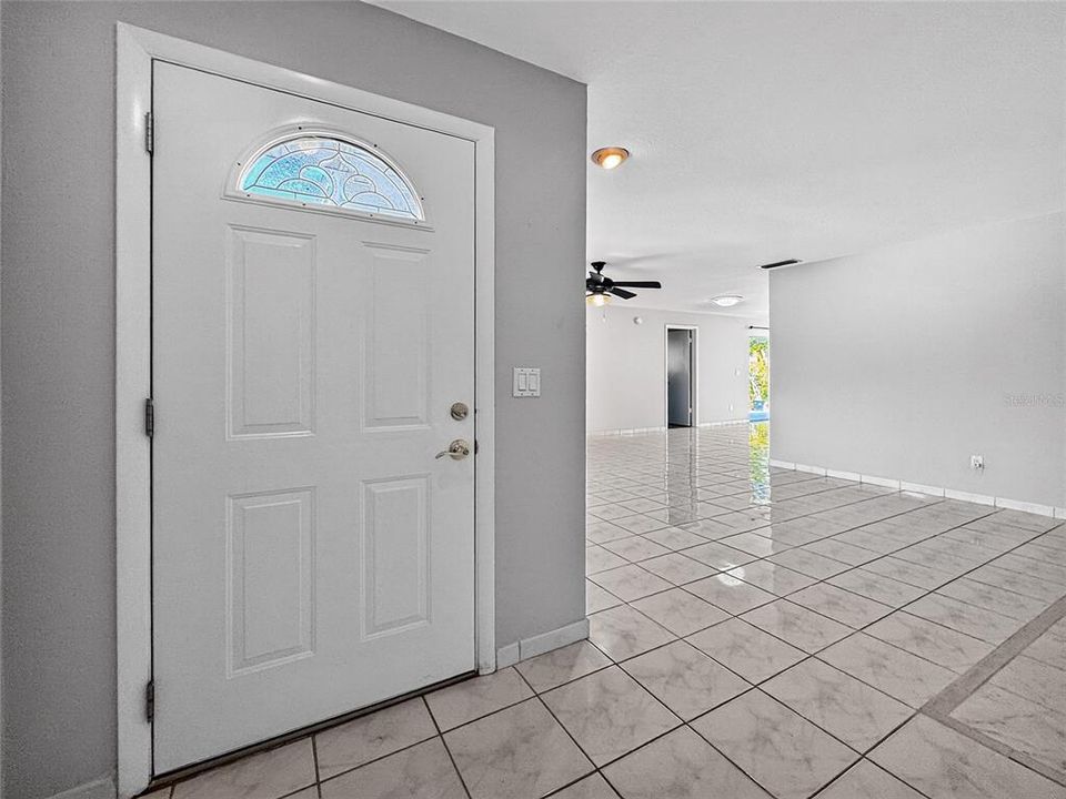 合同活跃: $376,000 (3 贝兹, 2 浴室, 1427 平方英尺)