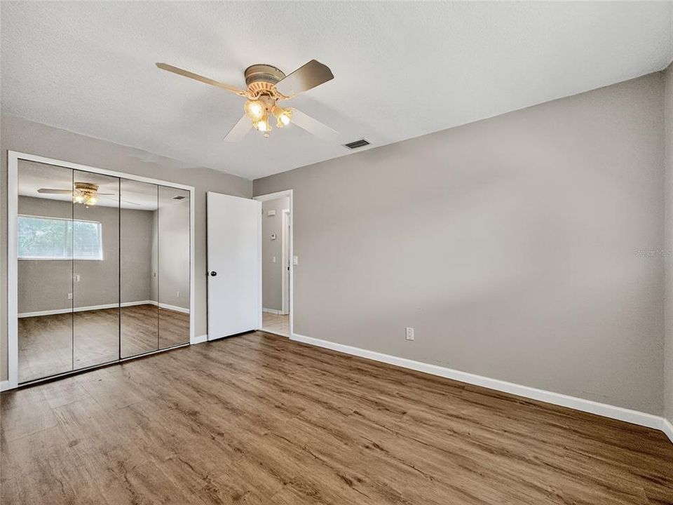 合同活跃: $376,000 (3 贝兹, 2 浴室, 1427 平方英尺)