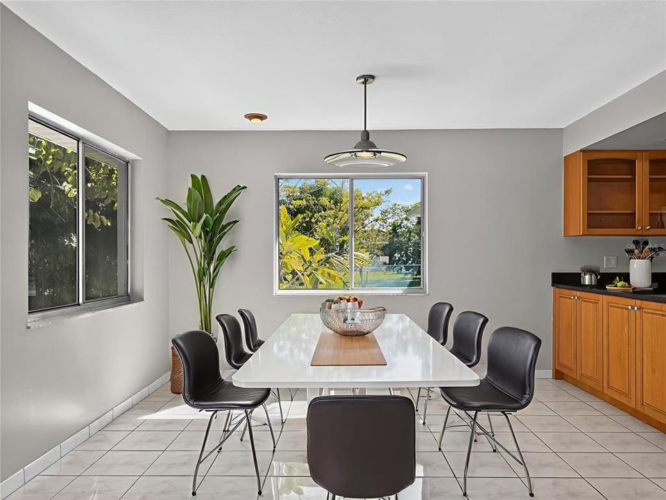 合同活跃: $376,000 (3 贝兹, 2 浴室, 1427 平方英尺)