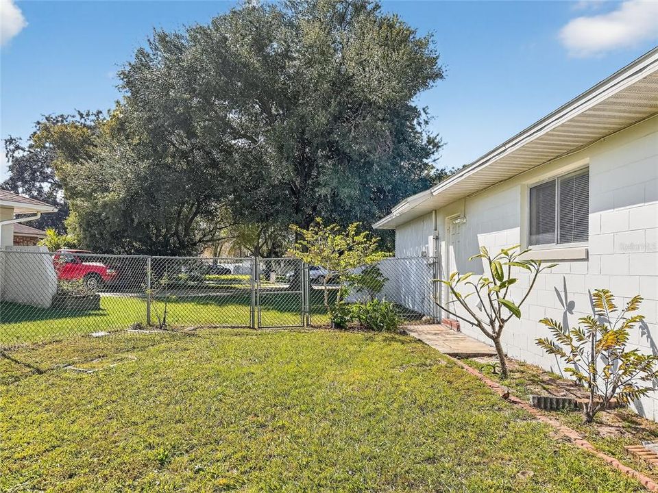 合同活跃: $376,000 (3 贝兹, 2 浴室, 1427 平方英尺)