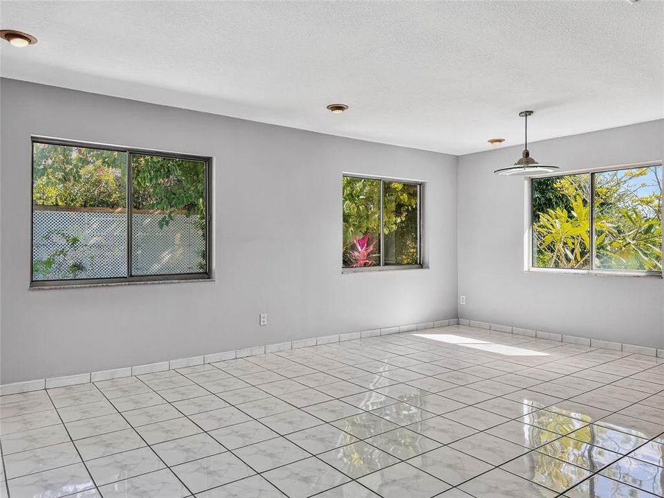 合同活跃: $376,000 (3 贝兹, 2 浴室, 1427 平方英尺)