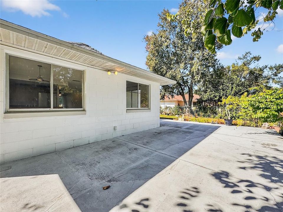 合同活跃: $376,000 (3 贝兹, 2 浴室, 1427 平方英尺)