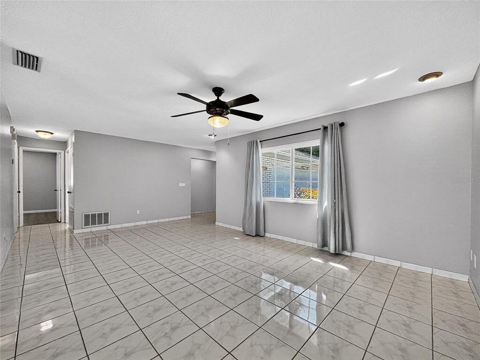 合同活跃: $376,000 (3 贝兹, 2 浴室, 1427 平方英尺)