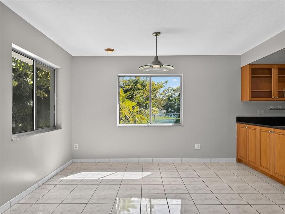 合同活跃: $376,000 (3 贝兹, 2 浴室, 1427 平方英尺)