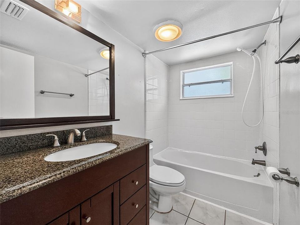 合同活跃: $376,000 (3 贝兹, 2 浴室, 1427 平方英尺)