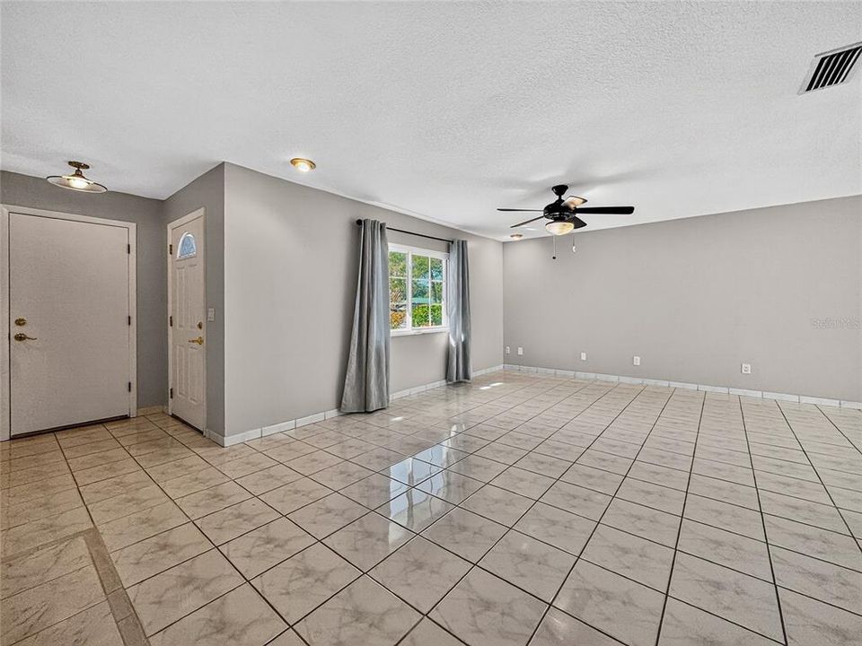 合同活跃: $376,000 (3 贝兹, 2 浴室, 1427 平方英尺)