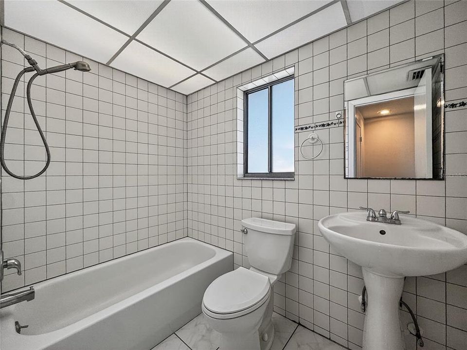 合同活跃: $376,000 (3 贝兹, 2 浴室, 1427 平方英尺)