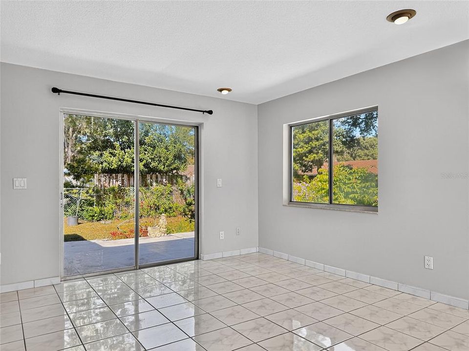 合同活跃: $376,000 (3 贝兹, 2 浴室, 1427 平方英尺)