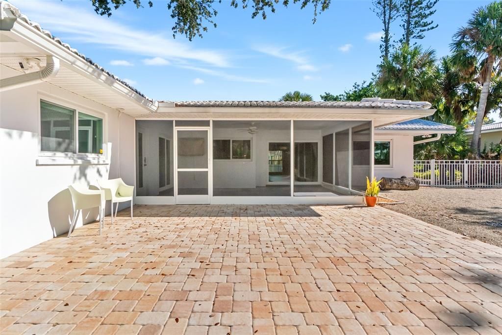 For Sale: $1,000,000 (4 beds, 2 baths, 1859 Square Feet)