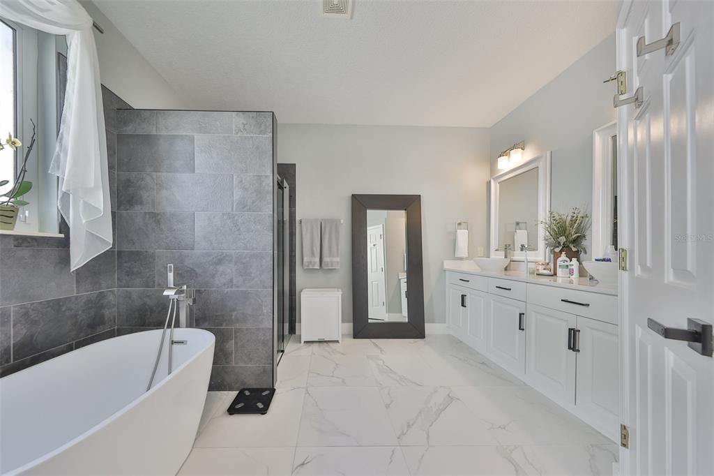 Activo con contrato: $455,000 (4 camas, 3 baños, 2581 Pies cuadrados)