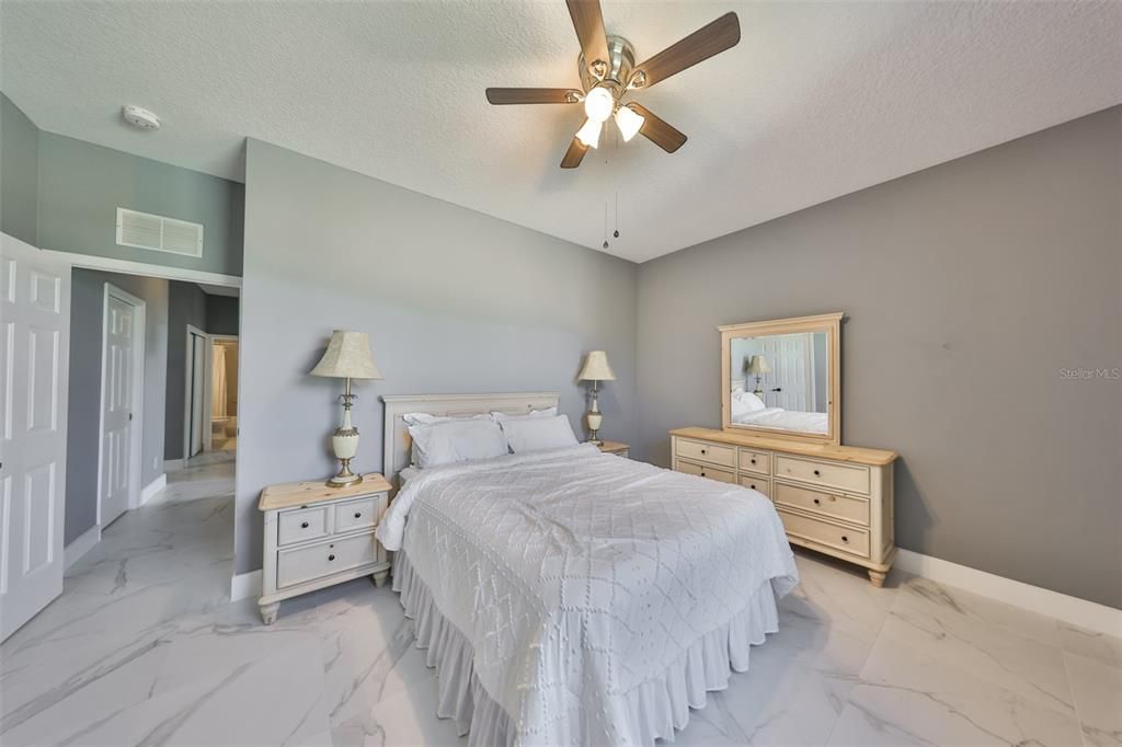 Activo con contrato: $455,000 (4 camas, 3 baños, 2581 Pies cuadrados)