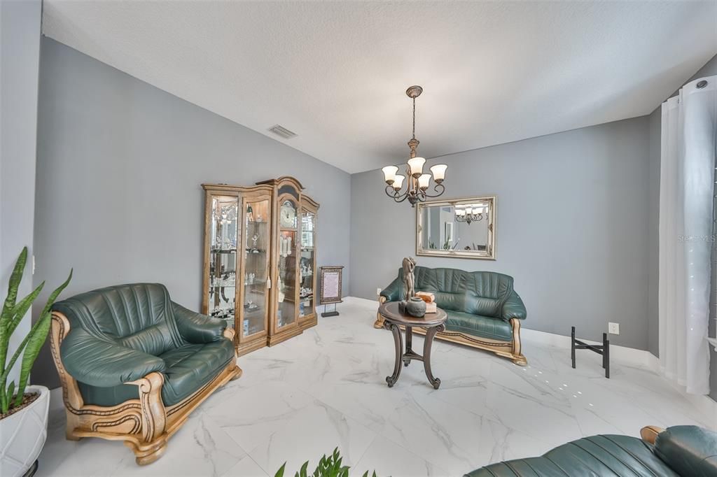 Activo con contrato: $455,000 (4 camas, 3 baños, 2581 Pies cuadrados)