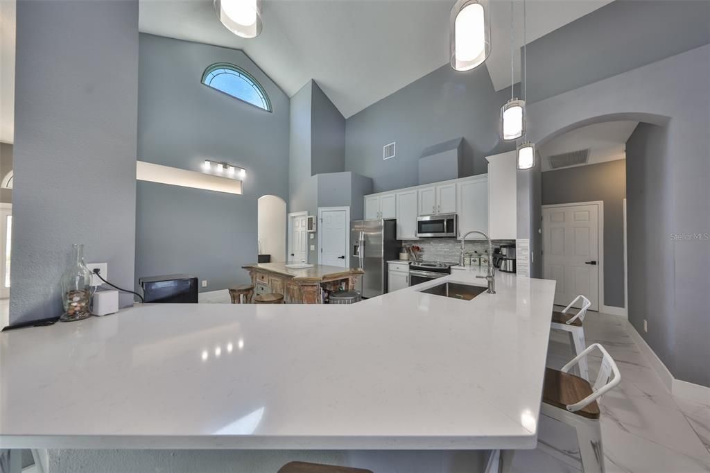 Activo con contrato: $455,000 (4 camas, 3 baños, 2581 Pies cuadrados)