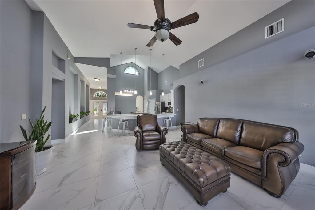 Activo con contrato: $455,000 (4 camas, 3 baños, 2581 Pies cuadrados)