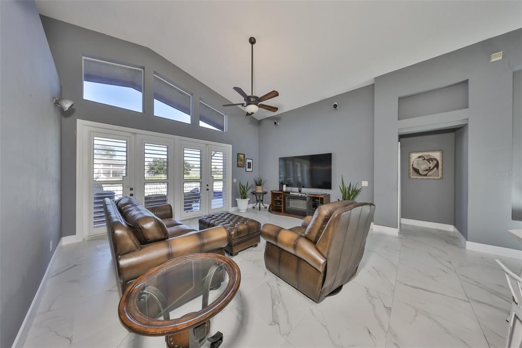 Activo con contrato: $455,000 (4 camas, 3 baños, 2581 Pies cuadrados)