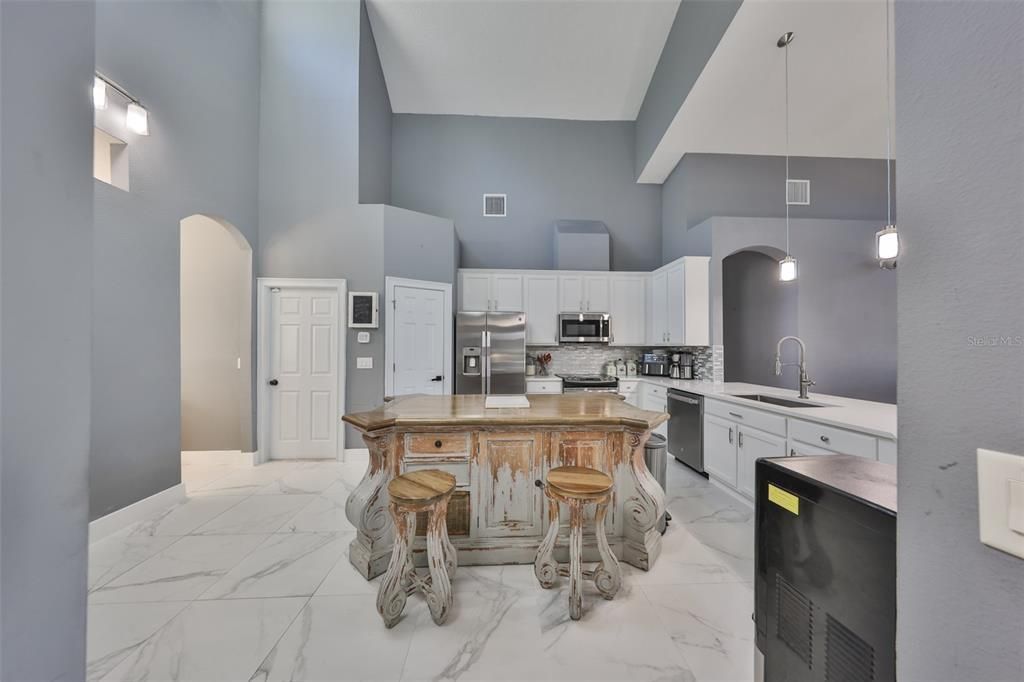 Activo con contrato: $455,000 (4 camas, 3 baños, 2581 Pies cuadrados)