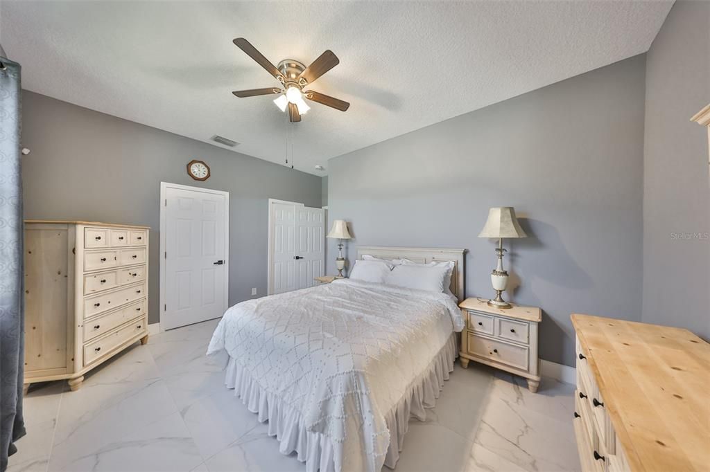 Activo con contrato: $455,000 (4 camas, 3 baños, 2581 Pies cuadrados)