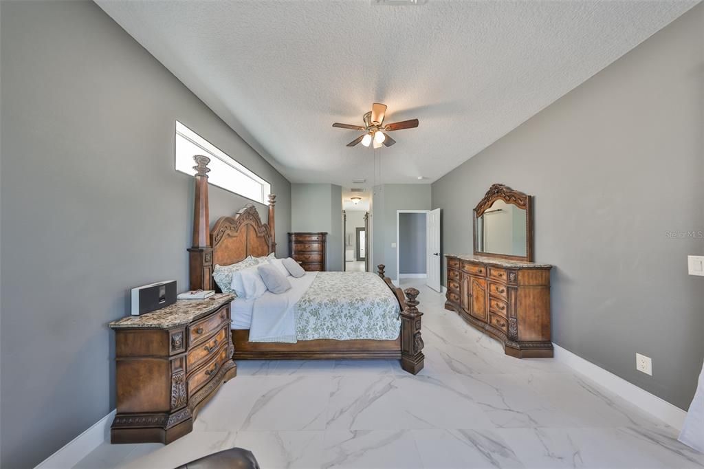 Activo con contrato: $455,000 (4 camas, 3 baños, 2581 Pies cuadrados)