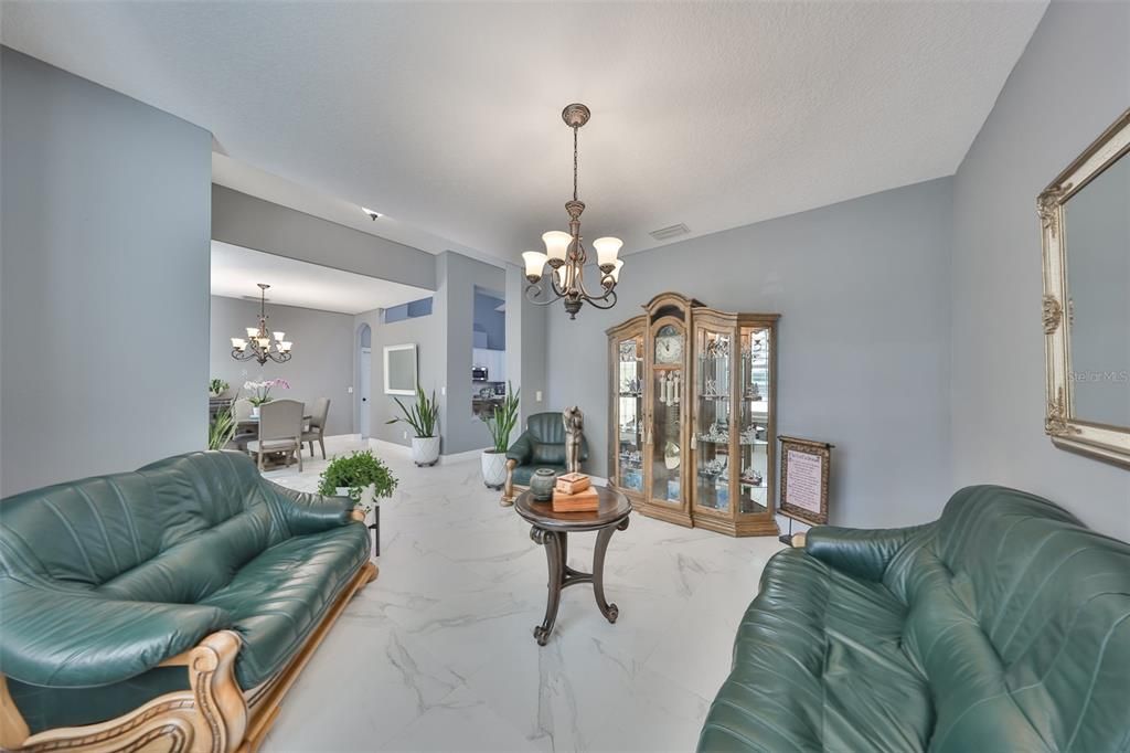 Activo con contrato: $455,000 (4 camas, 3 baños, 2581 Pies cuadrados)