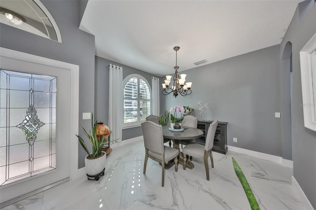 Activo con contrato: $455,000 (4 camas, 3 baños, 2581 Pies cuadrados)