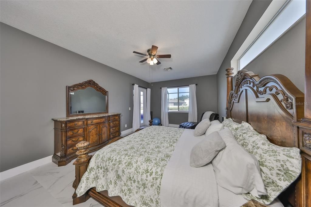 Activo con contrato: $455,000 (4 camas, 3 baños, 2581 Pies cuadrados)