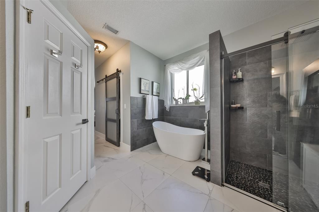 Activo con contrato: $455,000 (4 camas, 3 baños, 2581 Pies cuadrados)