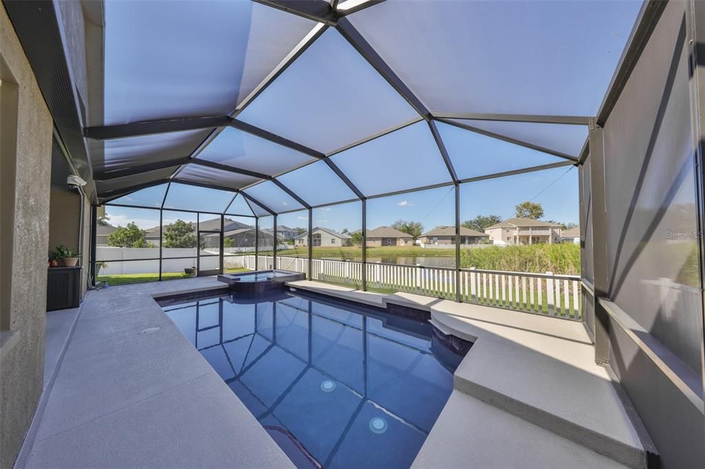 Activo con contrato: $455,000 (4 camas, 3 baños, 2581 Pies cuadrados)