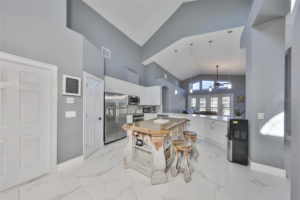 Activo con contrato: $455,000 (4 camas, 3 baños, 2581 Pies cuadrados)