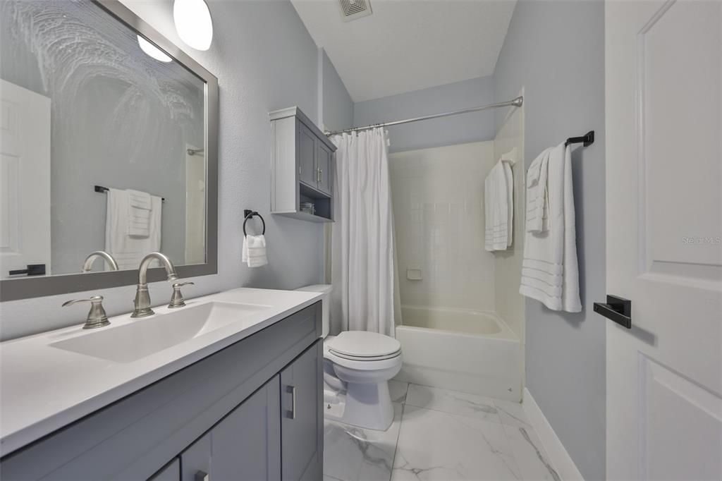 Activo con contrato: $455,000 (4 camas, 3 baños, 2581 Pies cuadrados)