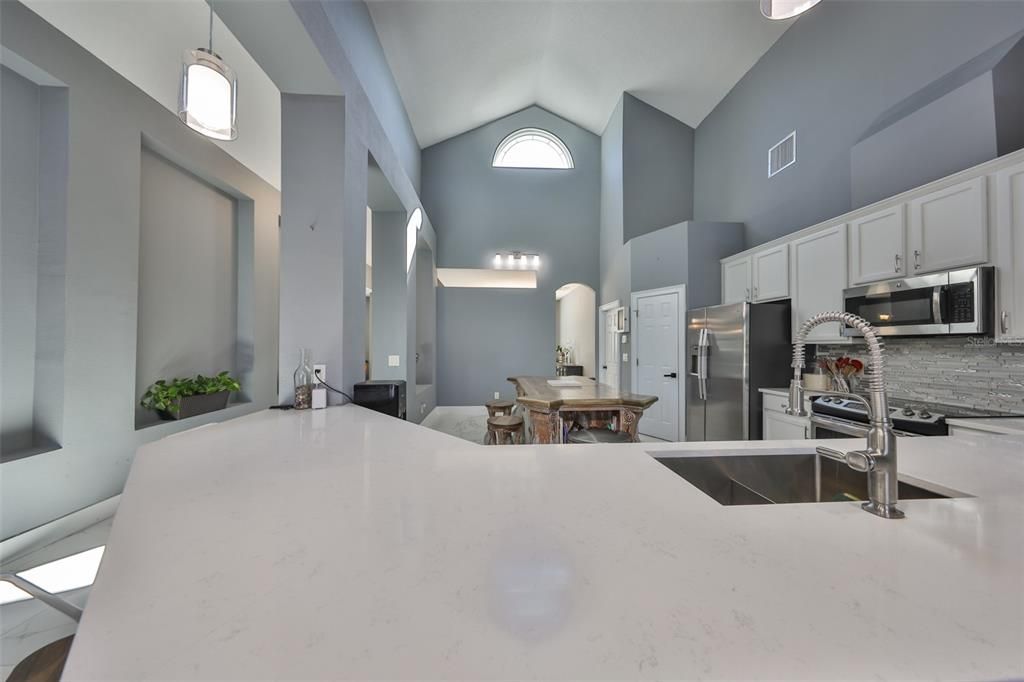 Activo con contrato: $455,000 (4 camas, 3 baños, 2581 Pies cuadrados)