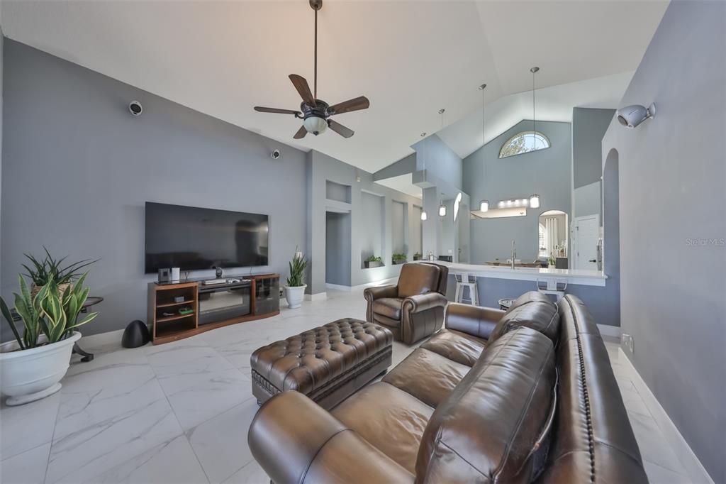 Activo con contrato: $455,000 (4 camas, 3 baños, 2581 Pies cuadrados)