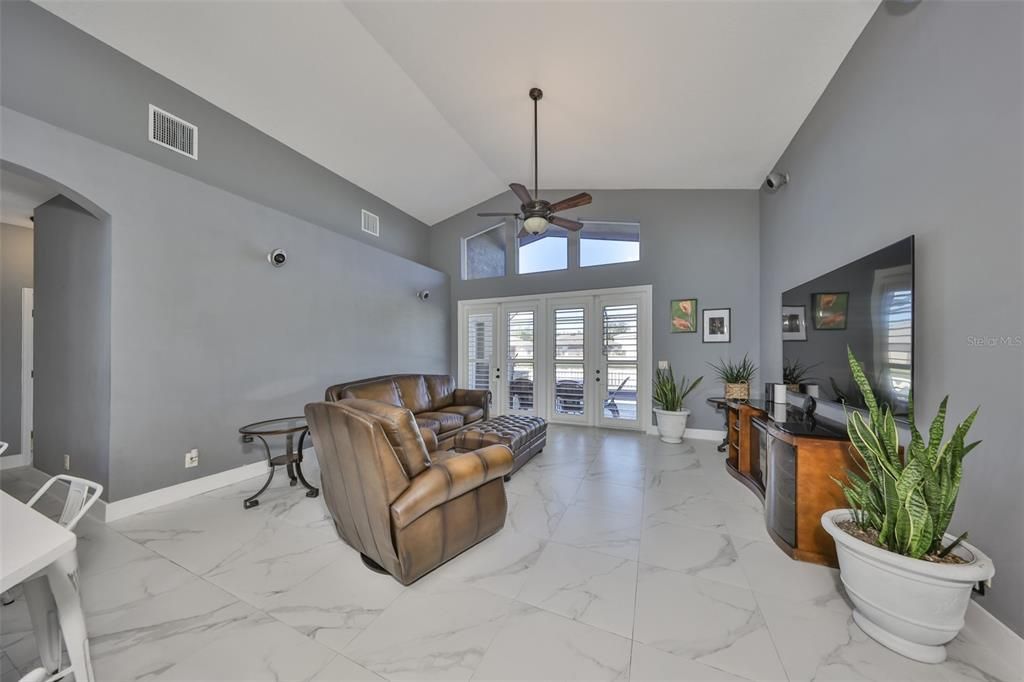 Activo con contrato: $455,000 (4 camas, 3 baños, 2581 Pies cuadrados)