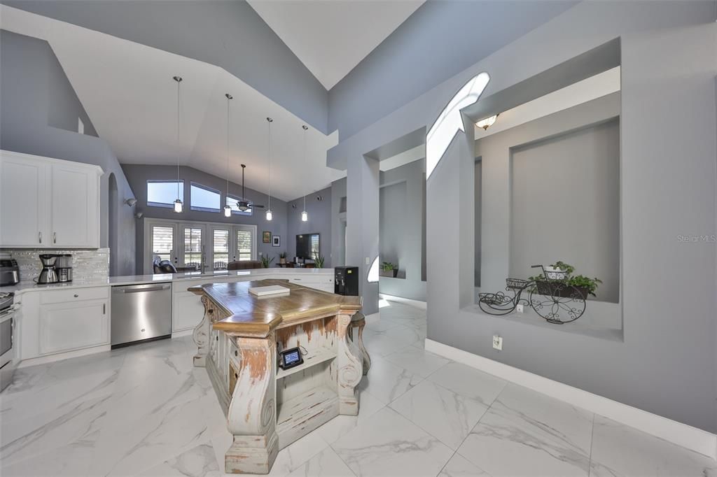 Activo con contrato: $455,000 (4 camas, 3 baños, 2581 Pies cuadrados)