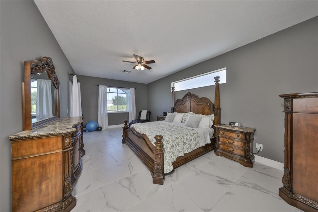 Activo con contrato: $455,000 (4 camas, 3 baños, 2581 Pies cuadrados)