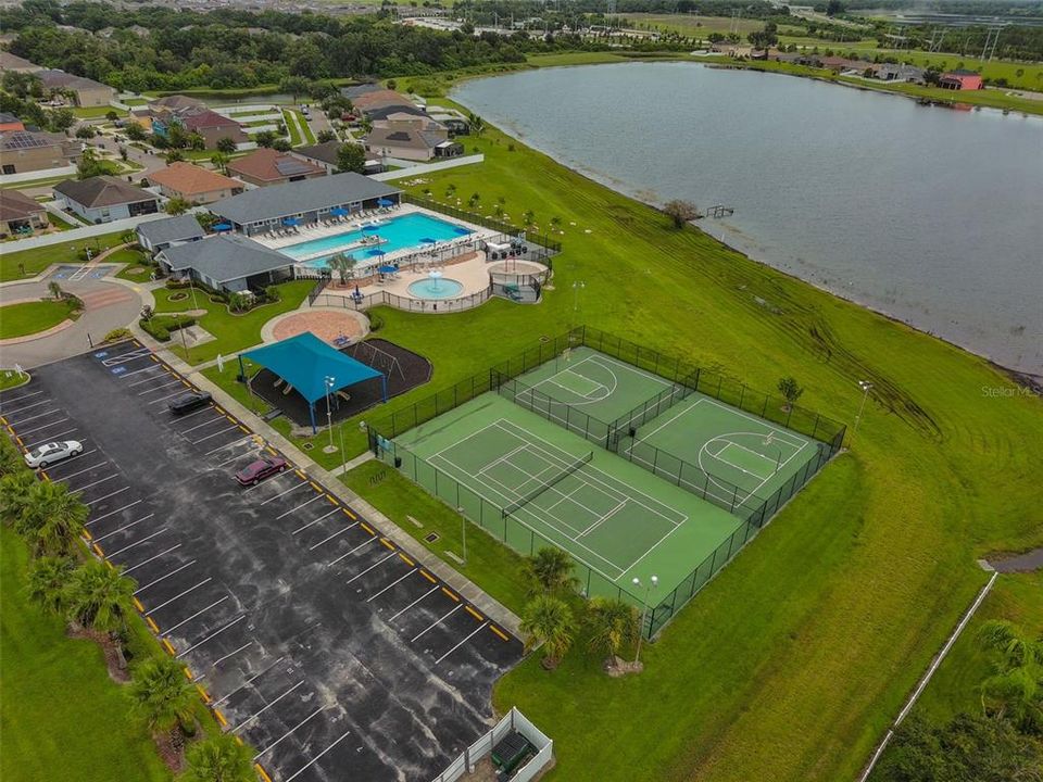 Activo con contrato: $455,000 (4 camas, 3 baños, 2581 Pies cuadrados)