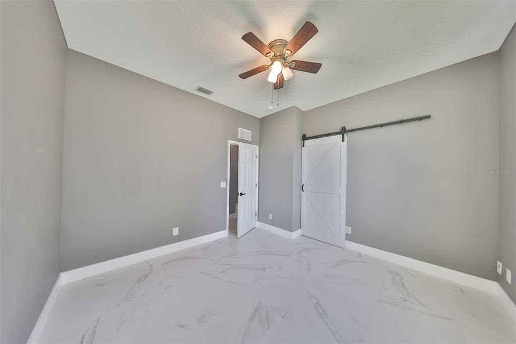 Activo con contrato: $455,000 (4 camas, 3 baños, 2581 Pies cuadrados)