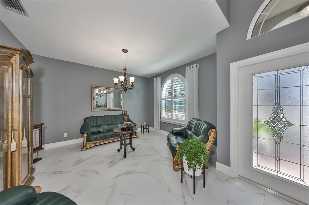 Activo con contrato: $455,000 (4 camas, 3 baños, 2581 Pies cuadrados)