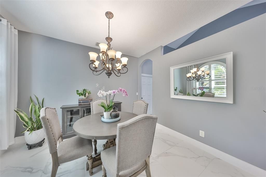 Activo con contrato: $455,000 (4 camas, 3 baños, 2581 Pies cuadrados)