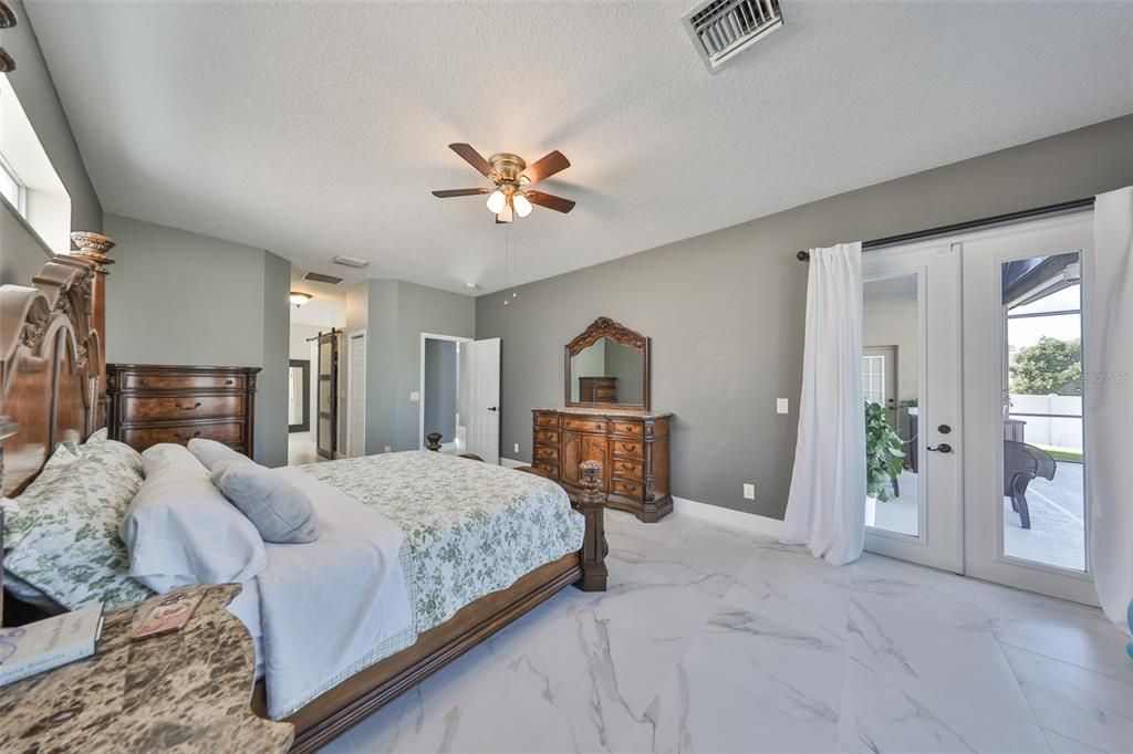 Activo con contrato: $455,000 (4 camas, 3 baños, 2581 Pies cuadrados)