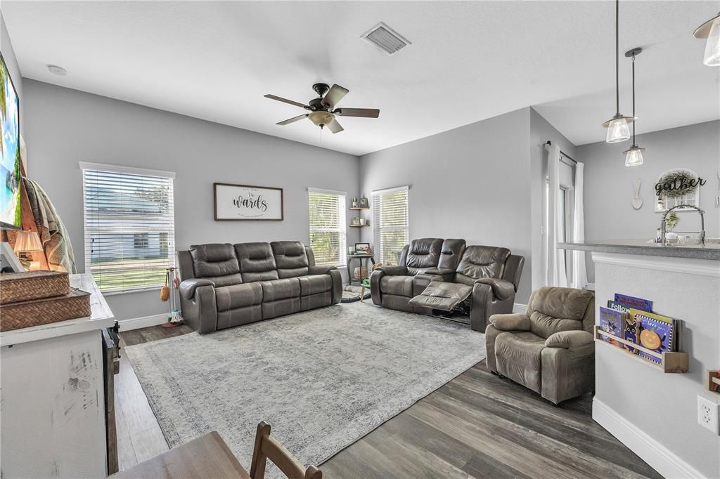 For Sale: $309,000 (4 beds, 2 baths, 1881 Square Feet)