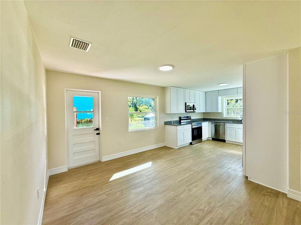 待售: $299,900 (4 贝兹, 2 浴室, 1614 平方英尺)