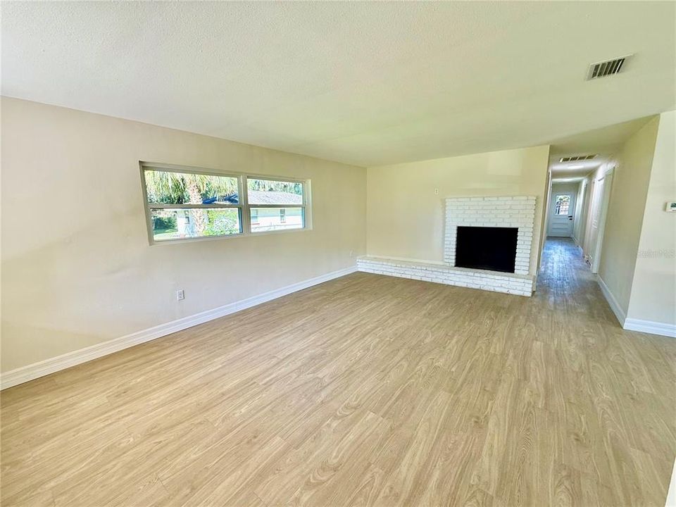 待售: $299,900 (4 贝兹, 2 浴室, 1614 平方英尺)