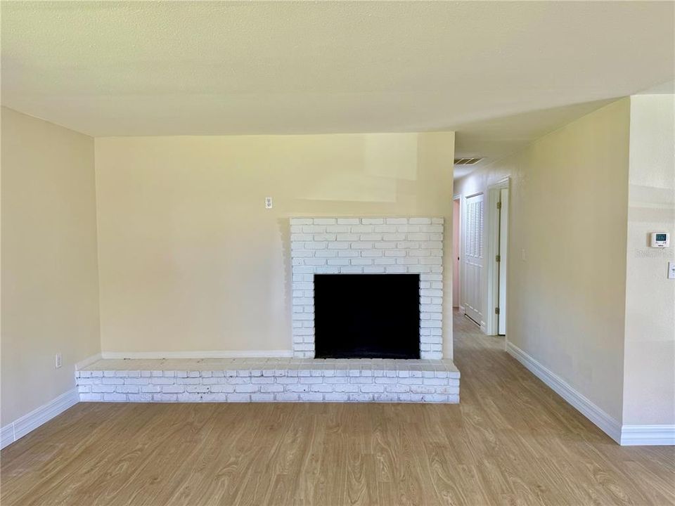 待售: $299,900 (4 贝兹, 2 浴室, 1614 平方英尺)