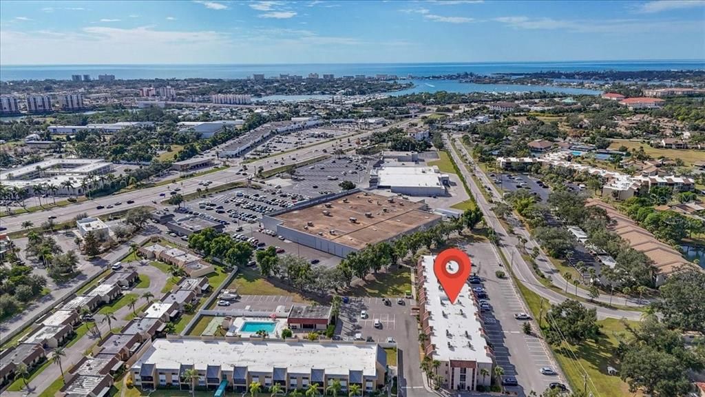 合同活跃: $125,000 (2 贝兹, 2 浴室, 902 平方英尺)