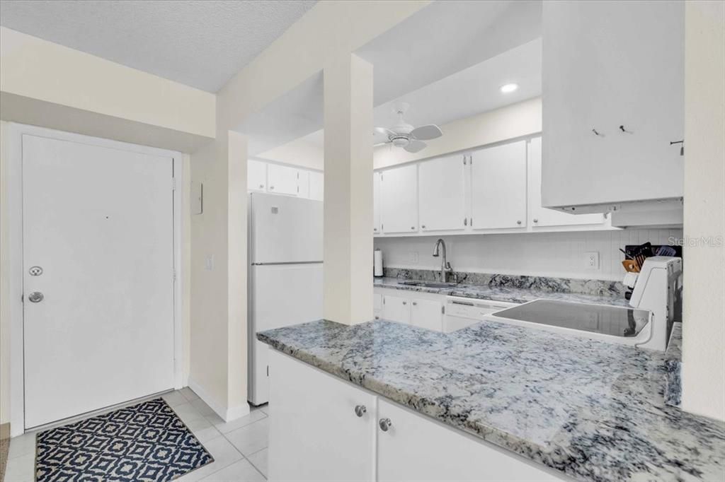 合同活跃: $125,000 (2 贝兹, 2 浴室, 902 平方英尺)