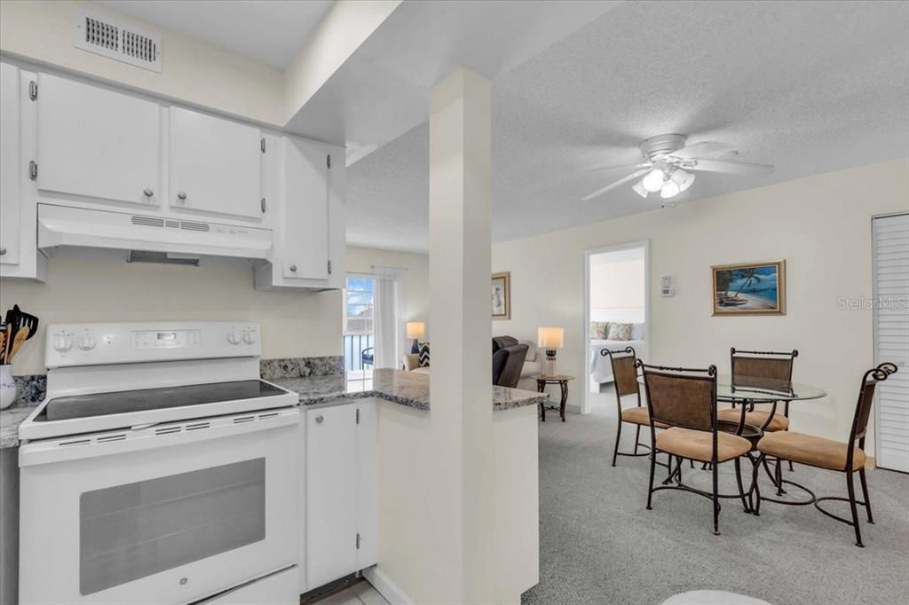 合同活跃: $125,000 (2 贝兹, 2 浴室, 902 平方英尺)