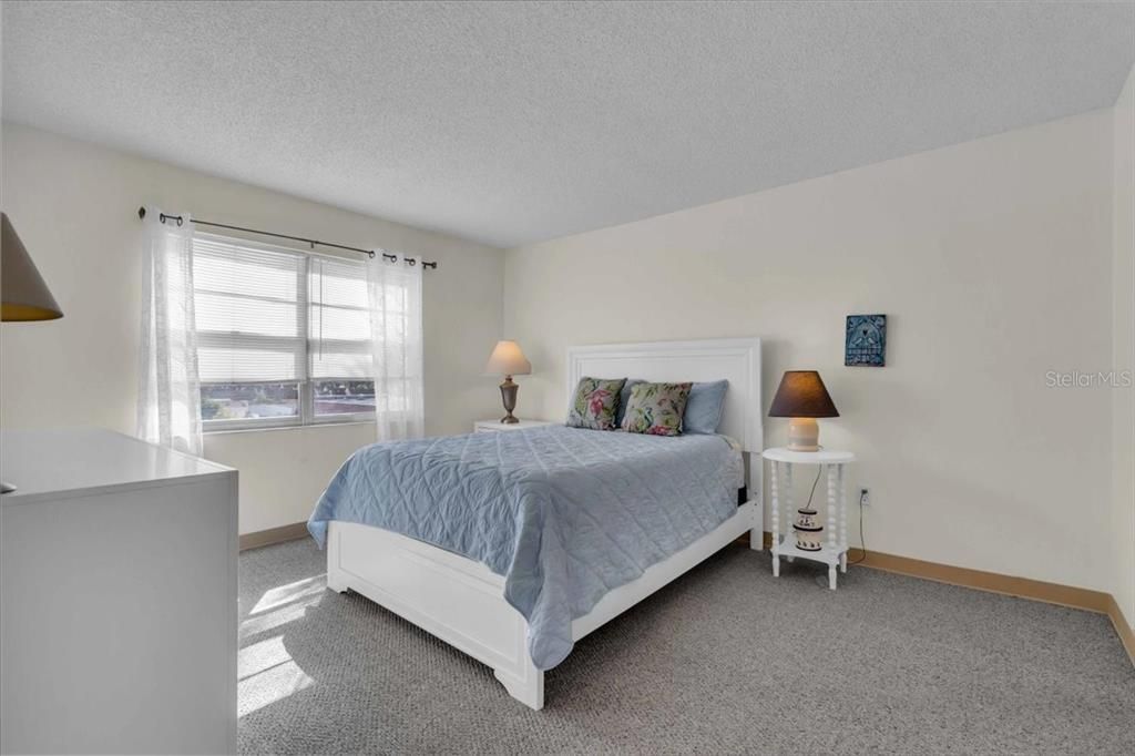 合同活跃: $125,000 (2 贝兹, 2 浴室, 902 平方英尺)