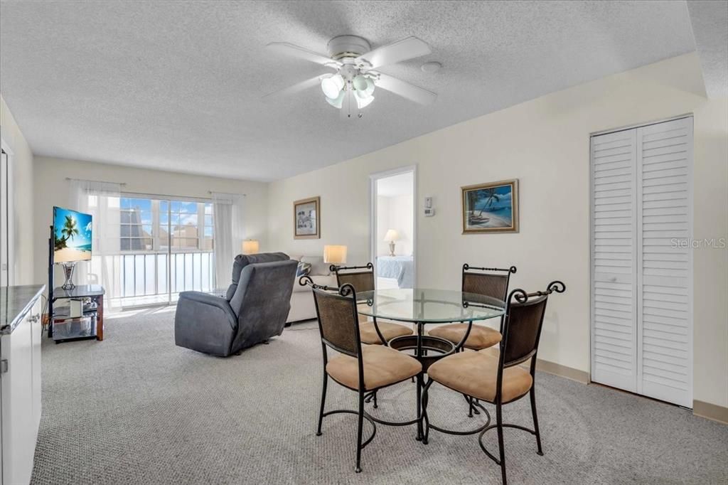 合同活跃: $125,000 (2 贝兹, 2 浴室, 902 平方英尺)