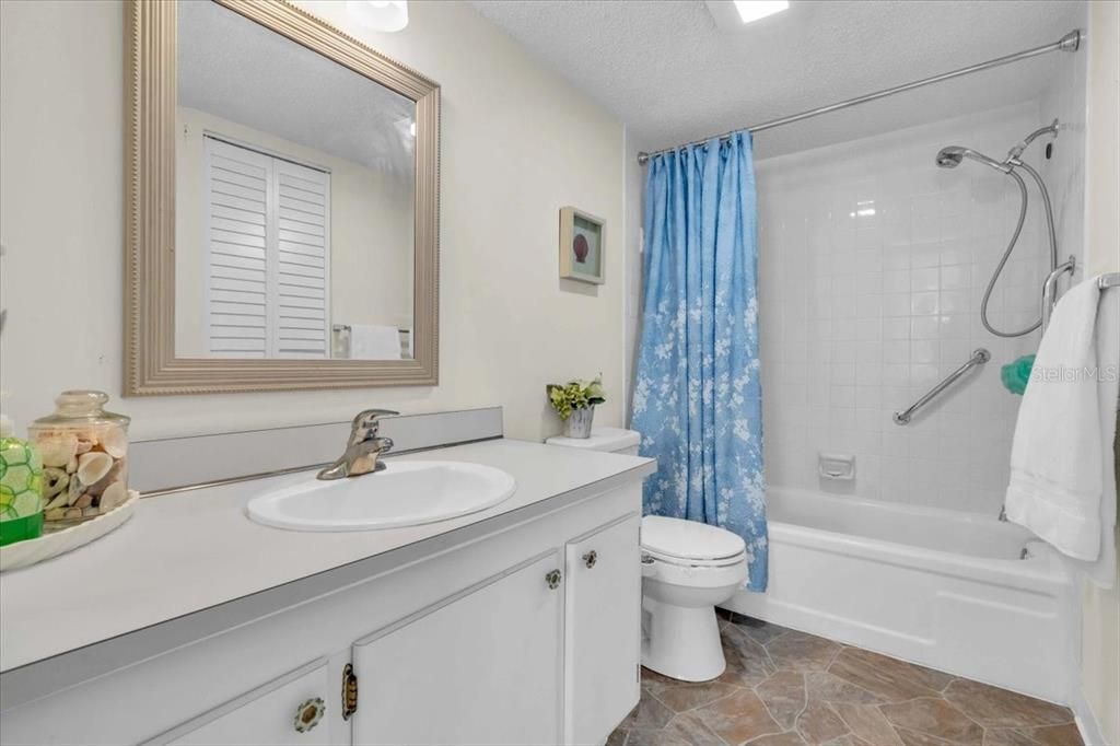 合同活跃: $125,000 (2 贝兹, 2 浴室, 902 平方英尺)